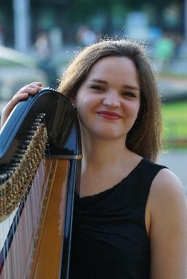 Jelena Engelhardt mit Harfe