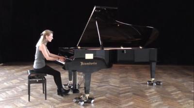 Isabella Kania am Klavier