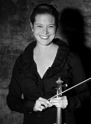 SW-Foto von Karoline Kurzemann-Pilz mit Geige in der Hand.